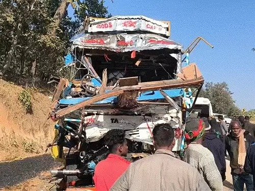 Jashpur Road Accident : दो ट्रकों की टक्कर, दोनों ड्राइवरों की मौत, ट्रक को कटर से काटकर बाहर निकाला शव