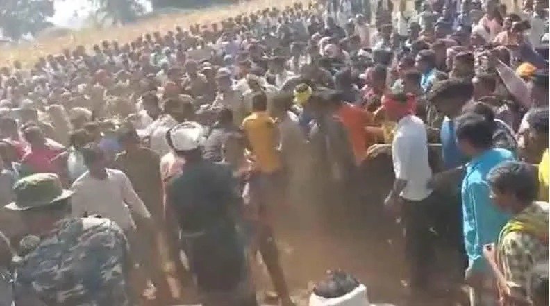 कांकेर में धर्मांतरित व्यक्ति के शव दफन पर दो पक्ष आमने-सामने, झूमाझटकी में ग्रामीण और पुलिसकर्मी घायल