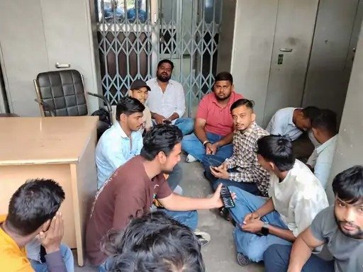 वैदिक स्कूल के शिक्षक ने बच्चे से किया अभद्र व्यवहार, NSUI ने किया विरोध प्रदर्शन, DEO ऑफिस के सामने धरने पर बैठे
