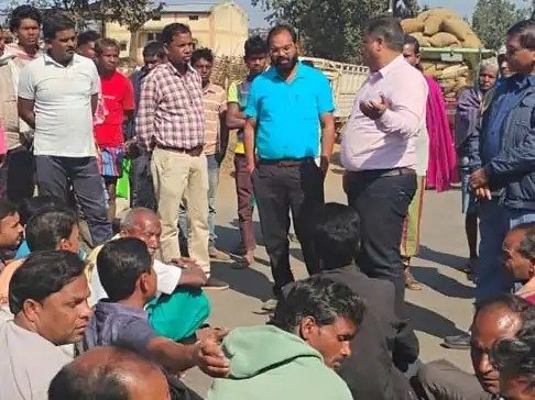 रायगढ़ में 3 गांव के किसानों ने किया चक्काजाम, धान खरीदी की मांग किया गया, तहसीलदार ने दिया आश्वसन