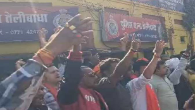 Raipur Magneto Mall Vandalism: मैग्नेटो मॉल में तोड़फोड़ पर पुलिस का कड़ा एक्शन, सात गिरफ्तार, बजरंग दल का विरोध तेज