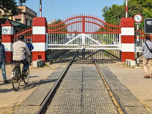 रायपुर मंडल के 7 रेलवे फाटक परमानेंट बंद, मंदिर हसौद से अभनपुर तक 110KM की रफ्तार से दौड़ेगी ट्रेन, आउटर पर नहीं करना पड़ेगा वेट