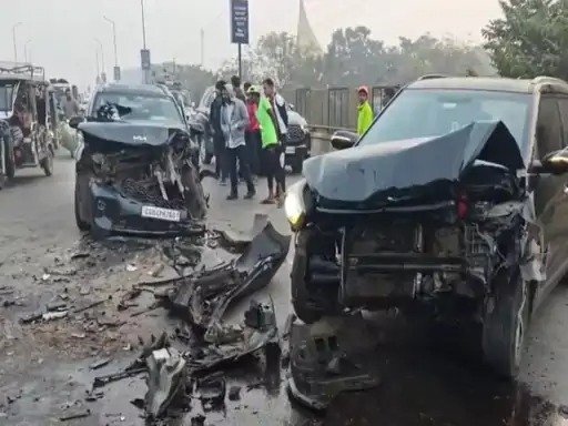 रायपुर के मोवा ओवरब्रिज पर दो कारों में जोरदार टक्कर, 3 लोग घायल, दोनों कार के उड़े परखच्चे