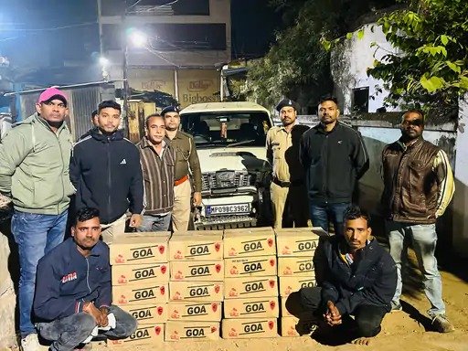 राजनांदगांव में 5.20 लाख की व्हिस्की के साथ 4 लीटर महुआ शराब जब्त, मध्यप्रदेश से ला रहे थे आरोपी, 3 गिरफ्तार