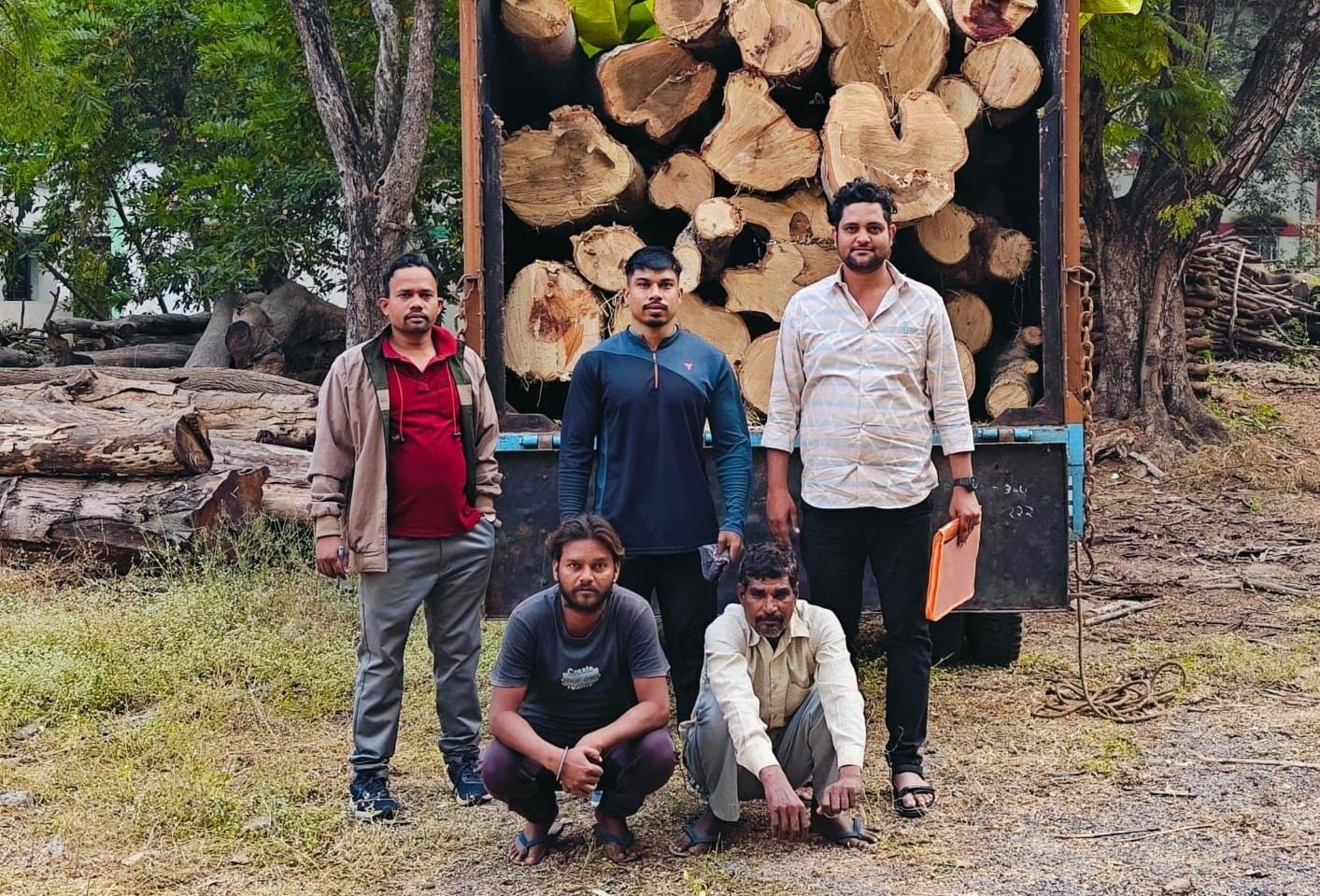 वन विभाग की बड़ी कार्रवाई, प्रतिबंधित कौहा लकड़ी का अवैध परिवहन करते 2 आरोपी को पकड़ा