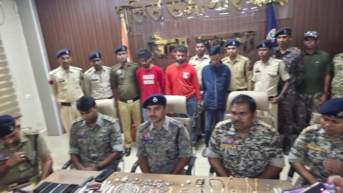 Sukma Robbery News: दुर्गा ज्वेलर्स में लूट का पुलिस ने किया खुलासा, तीनों आरोपी हथियार सहित गिरफ्तार, आभूषण बरामद