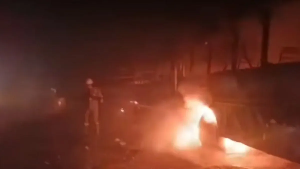 यमुना एक्सप्रेस-वे पर बड़ा हादसा, 7 बसों और 2 कारों में टक्कर के बाद लगी आग, 4 लोगों की मौत और कई घायल