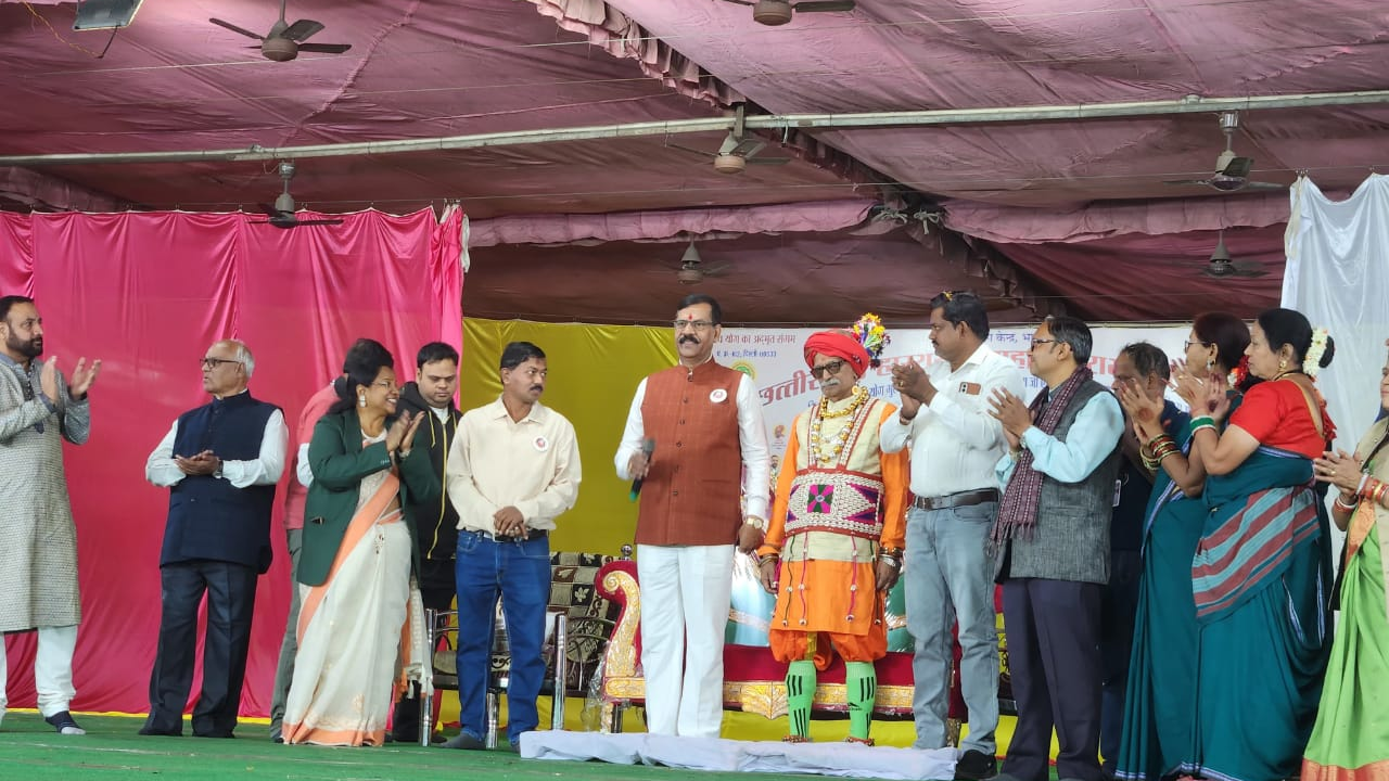 हास्य योग महासंघ ने रायपुर में मनाया वार्षिकोत्सव, विधायक के साथ शामिल हुए IMP24 संपादक शुभम वर्मा, इस बात पर दिया गया जोर