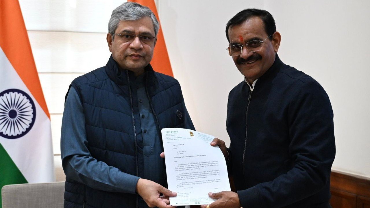 रेल मंत्री अश्विनी वैष्णव से मिले खजुराहो सांसद वीडी शर्मा, इस मुद्दे पर की चर्चा