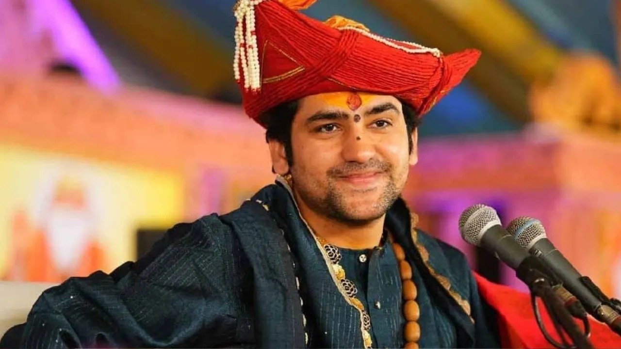 धीरेंद्र शास्त्री की कथा में युवती ने काटी हाथ की नस, महाराज बोले- हनुमानजी की पूजा करने आया हूं