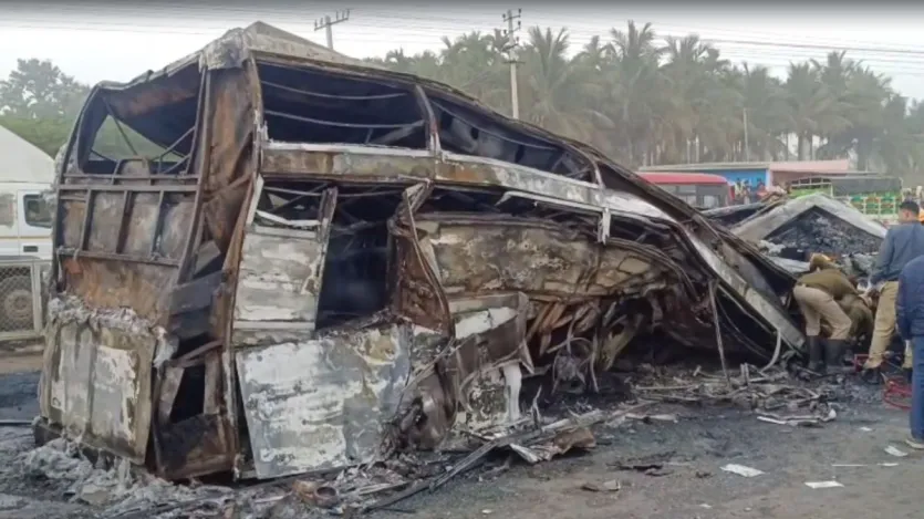 Karnataka Bus Accident: दर्दनाक सड़क हादसा.. स्लीपर बस और ट्रक की जोरदार टक्कर, 12 से ज्यादा लोग जिंदा जले