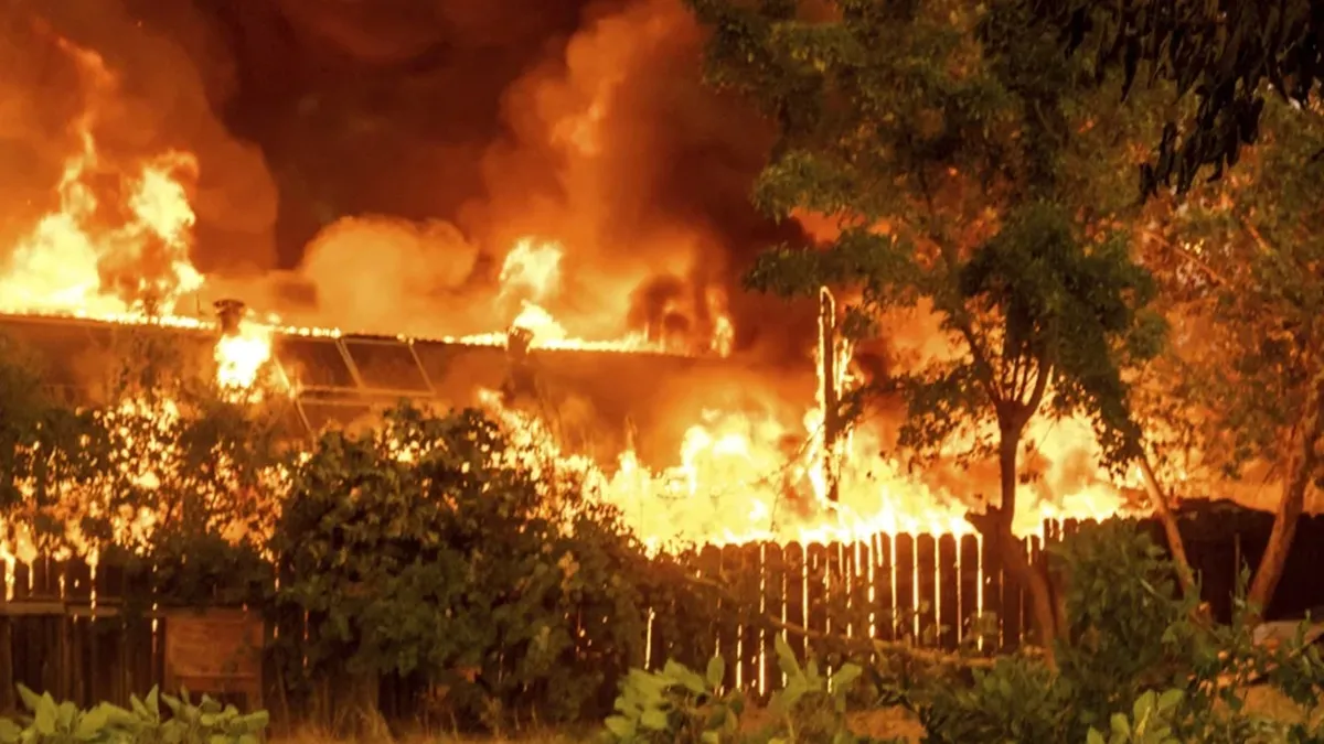 यहां हुआ दर्दनाक हादसा, बिल्डिंग में लगी भीषण आग, 12 लोगों की मौत की खबर