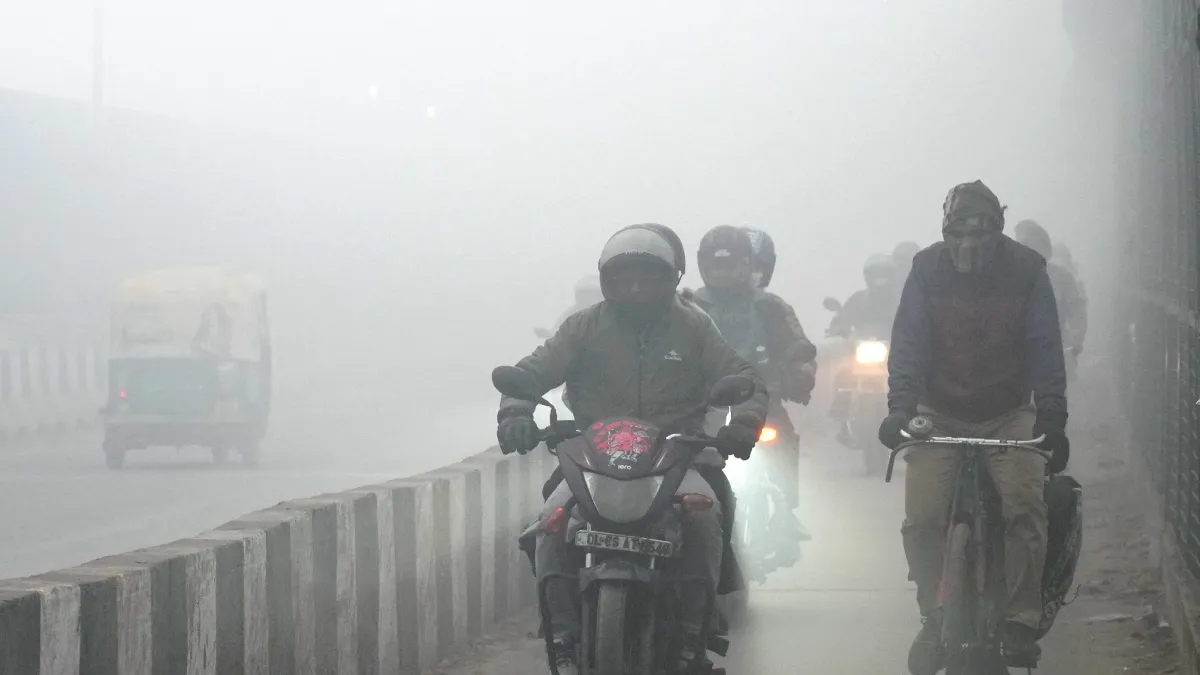 Delhi Pollution: जहरीली हुई दिल्ली की हवा, 400 के पार पहुंचा AQI, प्रदूषण कम करने के लिए कड़े उपाय लागू