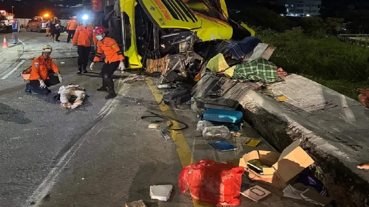 यहां हुआ बड़ा हादसा, डिवाइडर से टकराकर पलटी बस, 16 लोगों की मौत की खबर