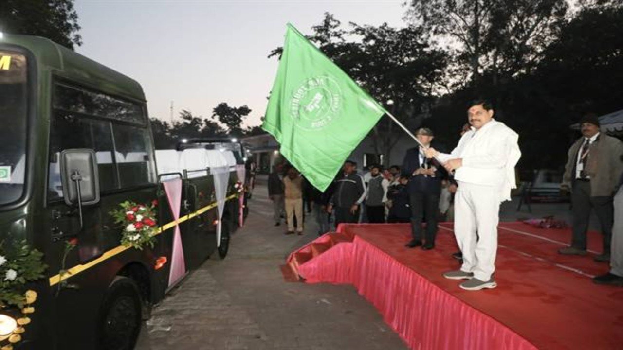 MP News: पन्ना नेशनल पार्क में चलाई गई 10 नई कैंटर बस, सीएम मोहन यादव ने दिखाई हरी झंडी