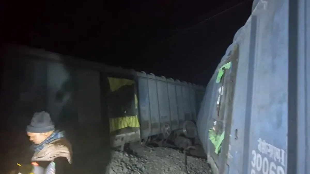 बिहार में रेल हादसा, मालगाड़ी के डिब्बे पटरी से उतरे, अप और डाउन लाइन पर आवागमन बाधित