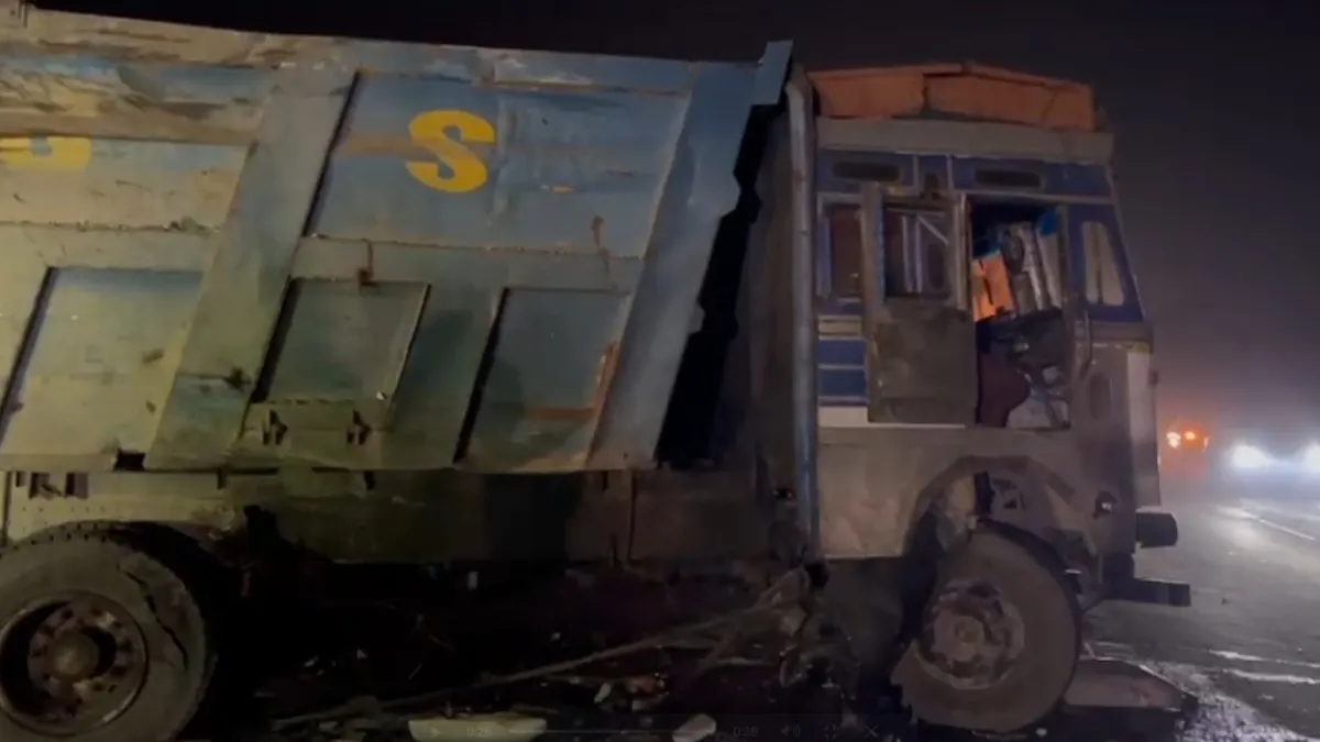 डंपर और बस के बीच भीषण टक्कर, करीब 35 लोग हुए जख्मी, सभी का अस्पताल में इलाज जारी