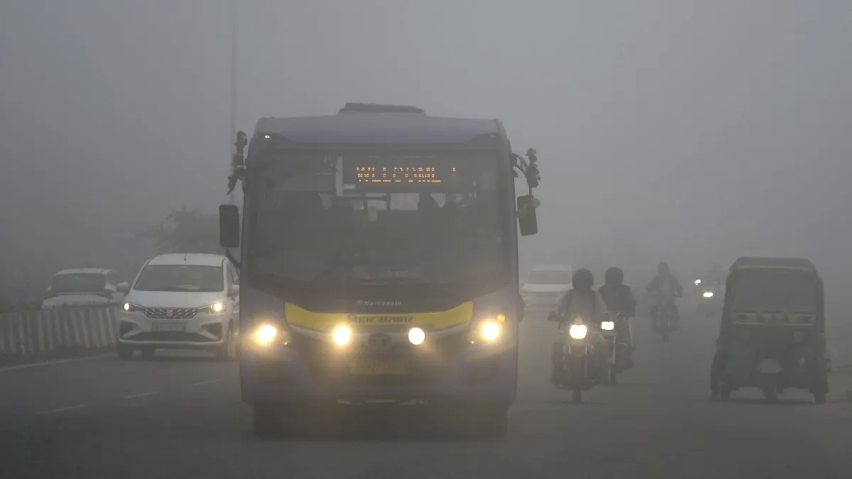 ठिठुरन ने बढ़ाई परेशानी.. चारों ओर बिछी घने कोहरे की चादर, इन राज्योंं में शीतलहर का अलर्ट