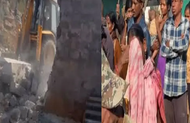 बीजापुर में 55 मकानों पर चला बुलडोजर! नक्सल पीड़ित परिवार बेघर, नगर पालिका की कार्रवाई