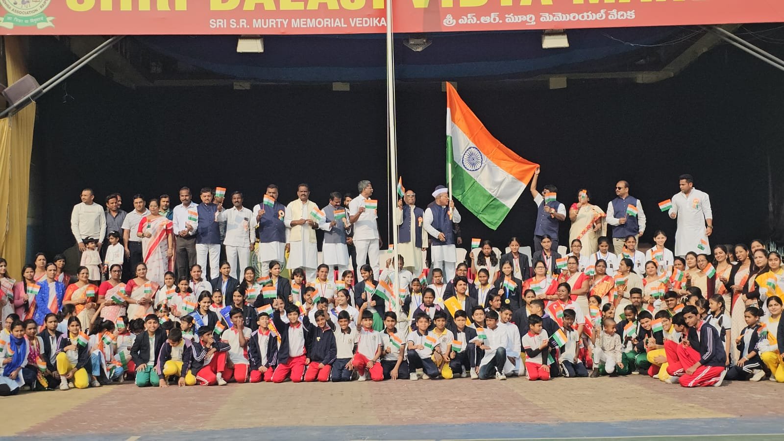 रायपुर के श्री बालाजी विद्या मंदिर में 77वां गणतंत्र दिवस हर्षोल्लास के साथ मनाया गया, विद्यार्थियों की देशभक्ति प्रस्तुतियों ने मोहा मन