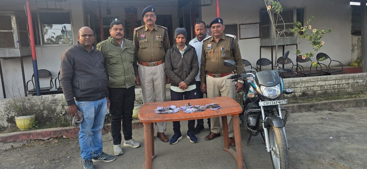 अंबिकापुर पुलिस की बड़ी कार्रवाई, लूट का आरोपी चंद घंटो में गिरफ्तार, 24 हजार नकद और मोटरसायकल जब्त