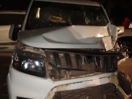 बस्तर में यात्रियों से भरी टैक्सी और बोलेरो के बीच भिड़ंत, हादसे में 9 घायल, बाइक सवार भी चपेट में आया