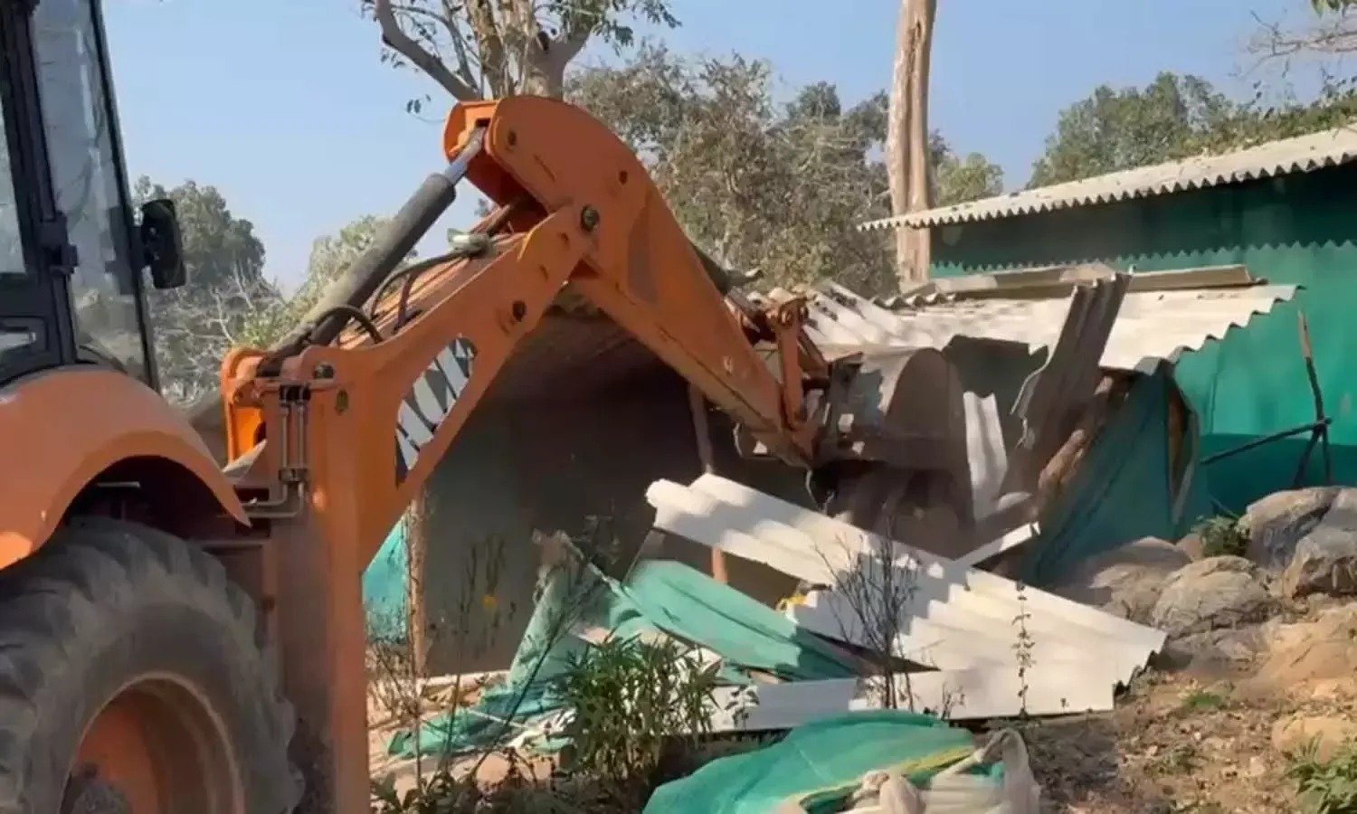 बीजापुर में नक्सल हिंसा से विस्थापित परिवारों पर बुलडोजर कार्रवाई, 75 अवैध मकानों को तोड़ने के खिलाफ सड़कों पर उतरे लोग