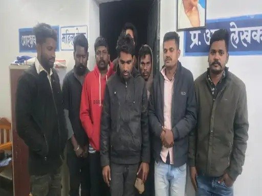 न्यू ईयर पार्टी मनाने के आड़ में खेल रहे थे जुआ, फिल्मी स्टाइल में ‎कंबल ओढ़कर पहुंची पुलिस, सरपंच समेत 8 जुआरियों को पकड़ा