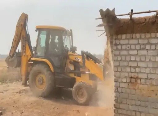 नवा रायपुर में अतिक्रमण हटाने पर विवाद, नवागांव–खपरी में NRDA ने चलाया बुलडोजर, विरोध में उतरे ग्रामीणों की पुलिस के साथ झूमाझटकी