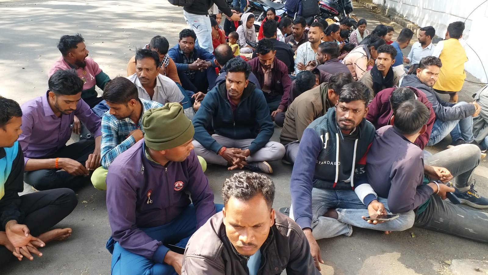 रायपुर में सीएएफ अभ्यर्थियों ने किया डिप्टी सीएम विजय शर्मा के निवास का घेराव, नियुक्ति में देरी के खिलाफ आक्रोश, निष्पक्ष कार्रवाई की मांग की
