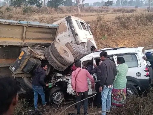 रायपुर जा रहे सत्संग यात्रियों की स्कॉर्पियो दुर्घटनाग्रस्त, बलौदाबाजार में ट्रेलर से जोरदार टक्कर, हादसे में 6 घायल
