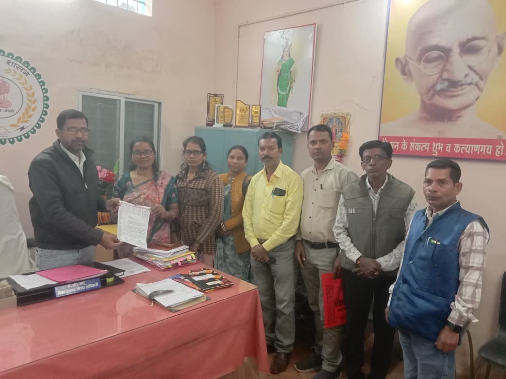 मोदी की गारंटी पूरी कराने शिक्षकों का आंदोलन, जिला स्तरीय प्रदर्शन को लेकर बीईओ कार्यालय में सौंपा ज्ञापन