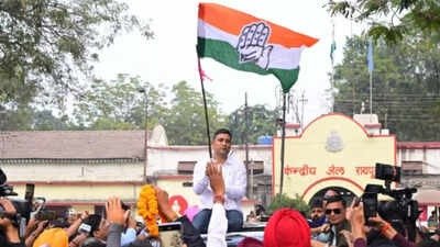 चैतन्य बघेल जेल से रिहा, खुद कार चलाकर रिसीव करने पहुंचे पिता भूपेश बघेल, कांग्रेस ने किया जोरदार स्वागत