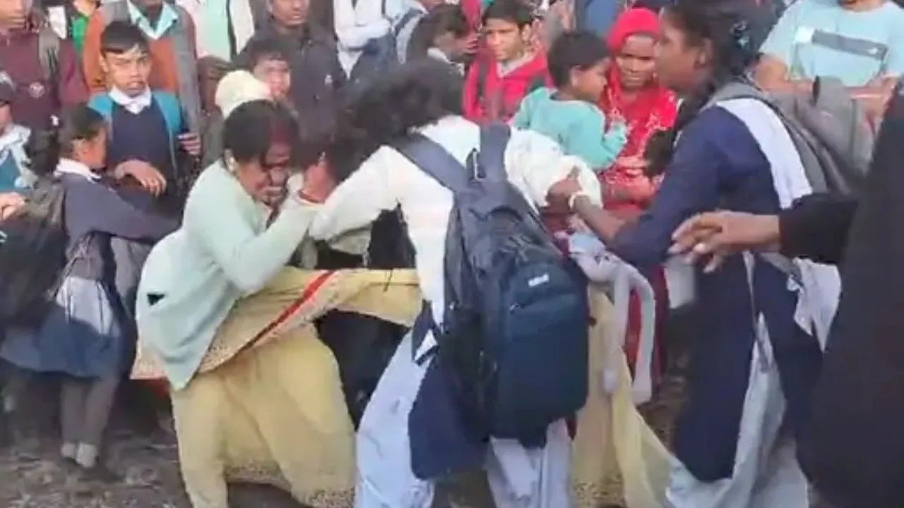 पति से अफेयर के शक में छात्रा की बेरहमी से पिटाई, महिला ने बीच बाजार में की मारपीट, वीडियो वायरल