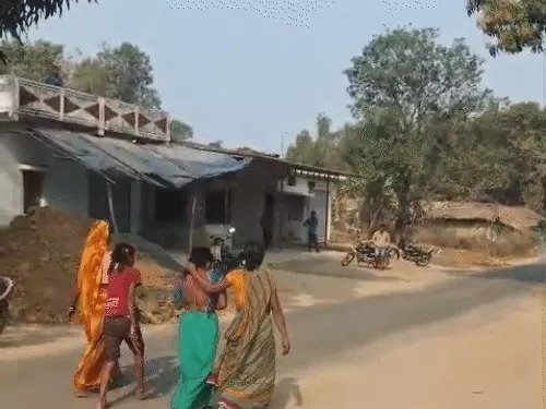 शादीशुदा बॉयफ्रेंड के साथ भागी थी विधवा, अर्धनग्न कर गांव में घुमाया, जूते-चप्पल से पीटा