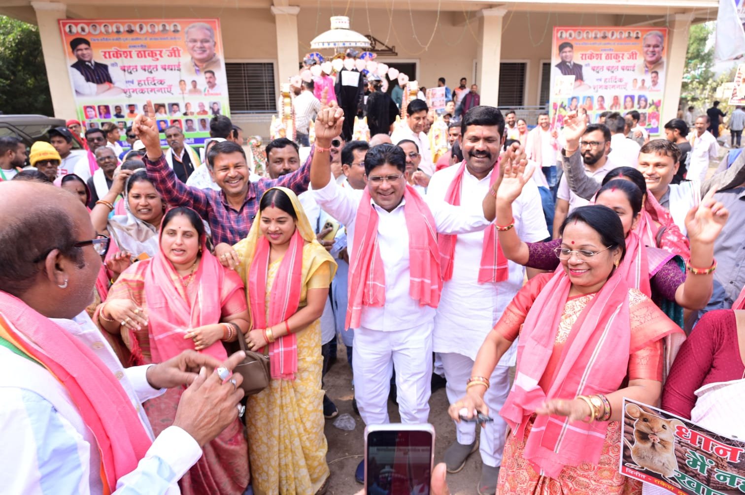 धान घोटाले के खिलाफ दुर्ग में कांग्रेस का प्रदर्शन, मंत्रियों की निकाली बारात, CM के नाम कलेक्टर को सौंपा मुसवा