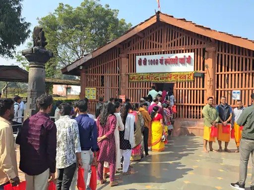 साल के पहले दिन दंतेश्वरी मंदिर में उमड़ी भक्तों की भीड़, 50 हजार लोगों ने किए दर्शन, सुबह से लगी रही कतार