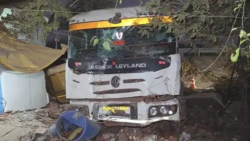 दुर्ग बायपास पर हाईवा अनियंत्रित होकर घर में घुसी, रात में सो रहा था पूरा परिवार, दीवार को तोड़ते हुए रूम तक पहुंचा