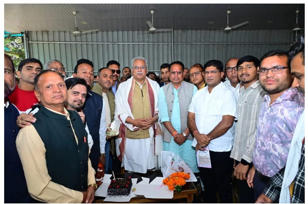 नवनियुक्त ब्लॉक अध्यक्षों ने पूर्व सीएम भूपेश बघेल से की मुलाकात, संगठन को बूथ स्तर तक मजबूत करने का लिया संकल्प