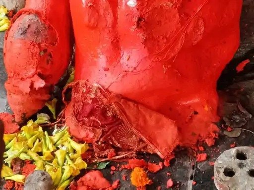 नशेड़ी युवक ने गदा से हनुमानजी की मूर्ति पर किया हमला, मंदिर में की तोड़फोड़, ग्रामीणों ने आरोपी को पकड़ा