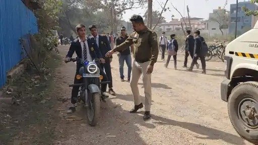 ट्रैफिक नियम तोड़ने पर स्कूली छात्रों का कटा चालान, बिना हेलमेट और लाइसेंस के दोपहिया वाहनों से पहुंच रहे थे स्कूल, पुलिस ने 30 स्टूडेंट्स पर लगाया जुर्माना