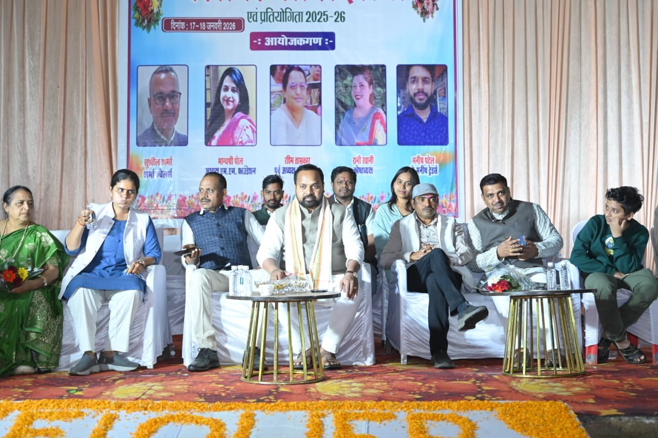 बेमेतरा में आयोजित फ्लावर शो प्रतियोगिता ने दिखाई प्रकृति का सौंदर्य, रंग-बिरंगे और दुर्लभ फूलों से सजी भवानी वाटिका में फ्लावर शो