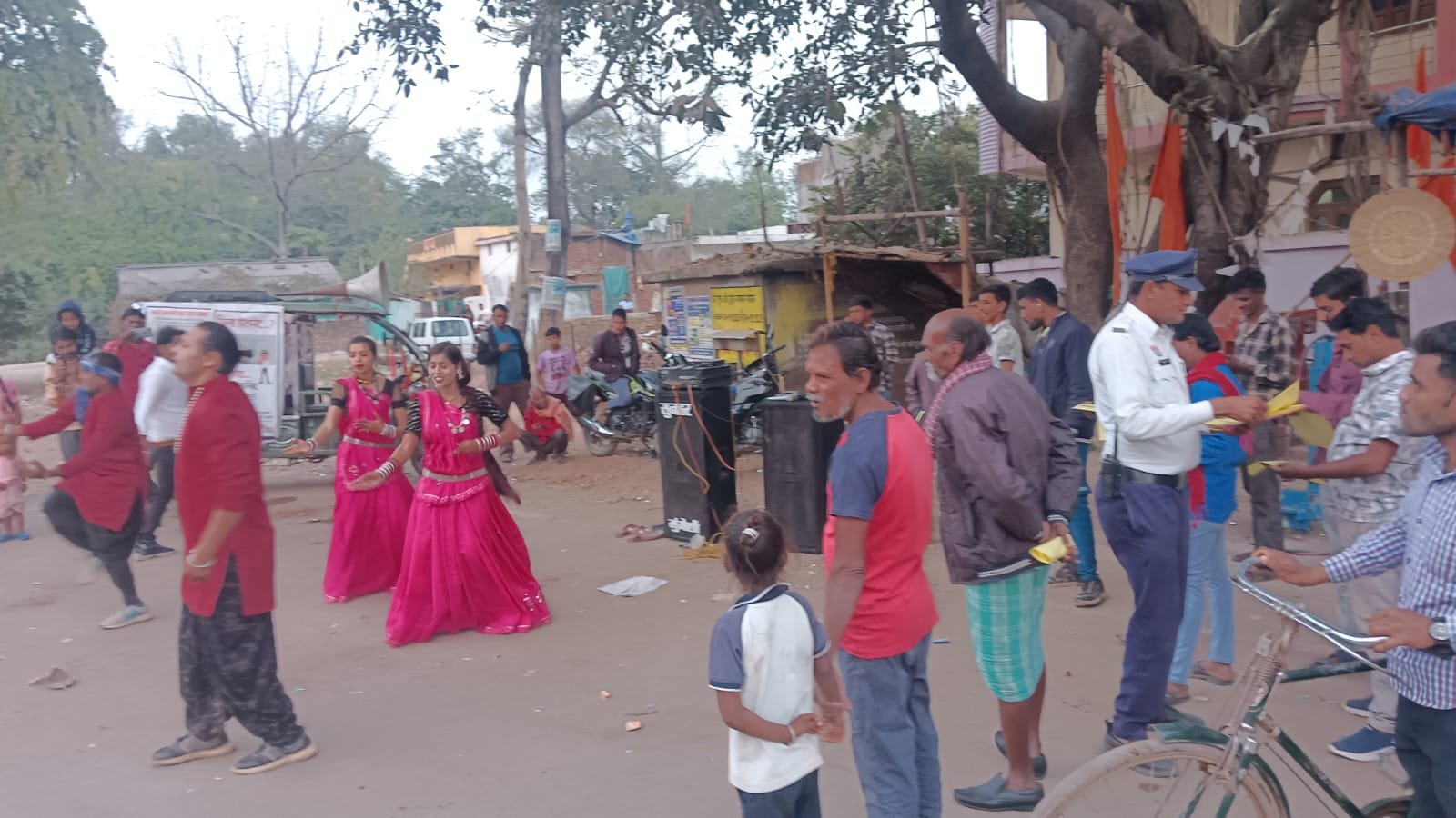 मुंगेली यातायात पुलिस का ट्रैफिक के प्रति जागरूकता अभियान, सड़क सुरक्षा नियमों पर आधारित नुक्कड़ नाटक का आयोजन