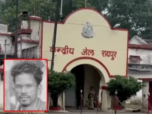 रायपुर सेंट्रल-जेल में रेप के आरोपी ने लगाई फांसी, पत्नी बेहोश हुई, जेल के बाहर धरने पर समाज