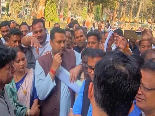 रायगढ़ धान खरीदी केंद्रों में नहीं कट रहा टोकन, प्रभावित किसान पहुंचे कलेक्ट्रेट, कांग्रेस ने दिया समर्थन