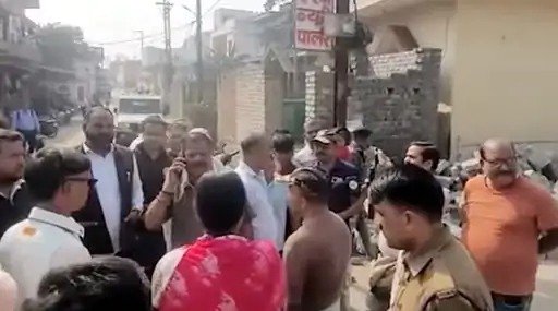 रायगढ़ में निगम की कार्रवाई पर हंगामा, बिना नोटिस दिए पट्टा जमीन की बाउंड्रीवाल तोड़ी, विरोध के बाद वापस लौटी टीम