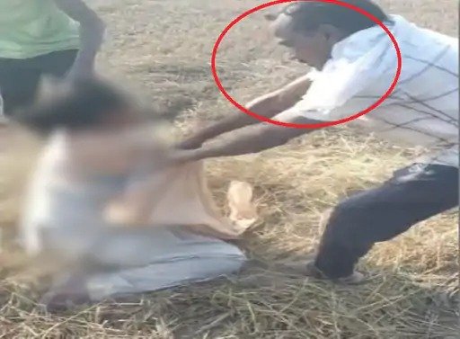 तमनार में प्रदर्शनकारियों ने महिला आरक्षक के कपड़े फाड़े, खेत में गिराकर घसीटा, वीडियो बनाकर किया वायरल