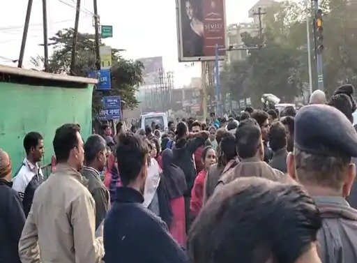 Raipur Child Theft News: बच्चा चोरी के शक में महिला की पिटाई, पुलिस ने भीड़ से छुड़ाया, जानें खबर की पूरी सच्चाई