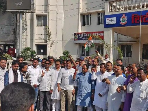 कांग्रेस ने थाने के बाहर किया हनुमान चालीसा का पाठ, बजरंगबली की पतंग और गौ माता बयान पर आस्था के अपमान का आरोप