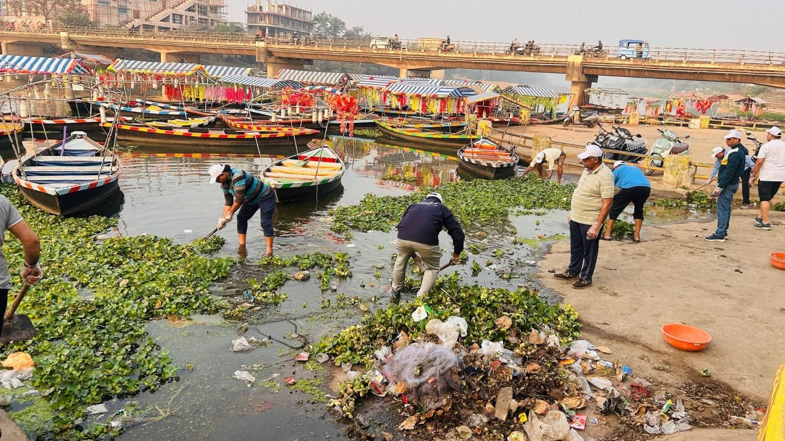 महादेव घाट को स्वच्छ बनाने उतरे व्यापारी और समाजसेवी, डोंगा घाट पर चला सफाई अभियान